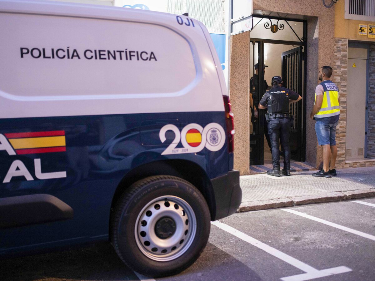 Foto: La Policía científica en uno de los asesinatos machistas. (EFE/Andreu Esteban)