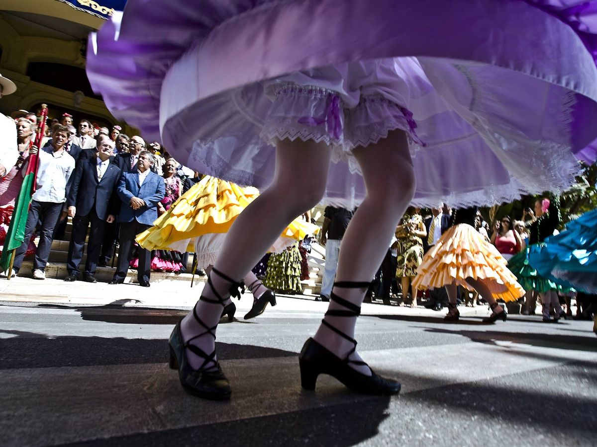 Foto: Una mujer baila una malagueña en una imagen de archivo de la Feria de Málaga. (EFE)