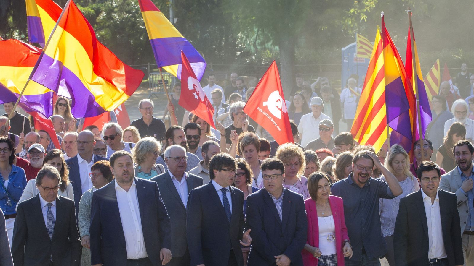 Foto: El secretario tercero de la Mesa del Parlament, Joan Josep Nuet, acompañado de Puigdemont, Artur Mas, Junqueras, Forcadell y Domènch antes de declarar como investigado ante el TSJC. (Efe) 