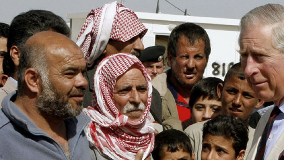El príncipe Carlos y Camila visitan a los refugiados sirios en Jordania