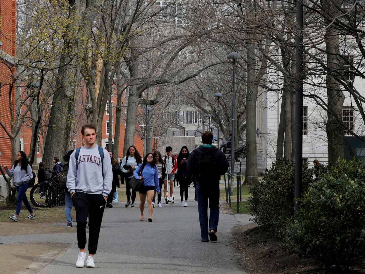 Foto: Estudiantes en el campus de la Universidad de Harvard. (Reuters/Brian Snyder)