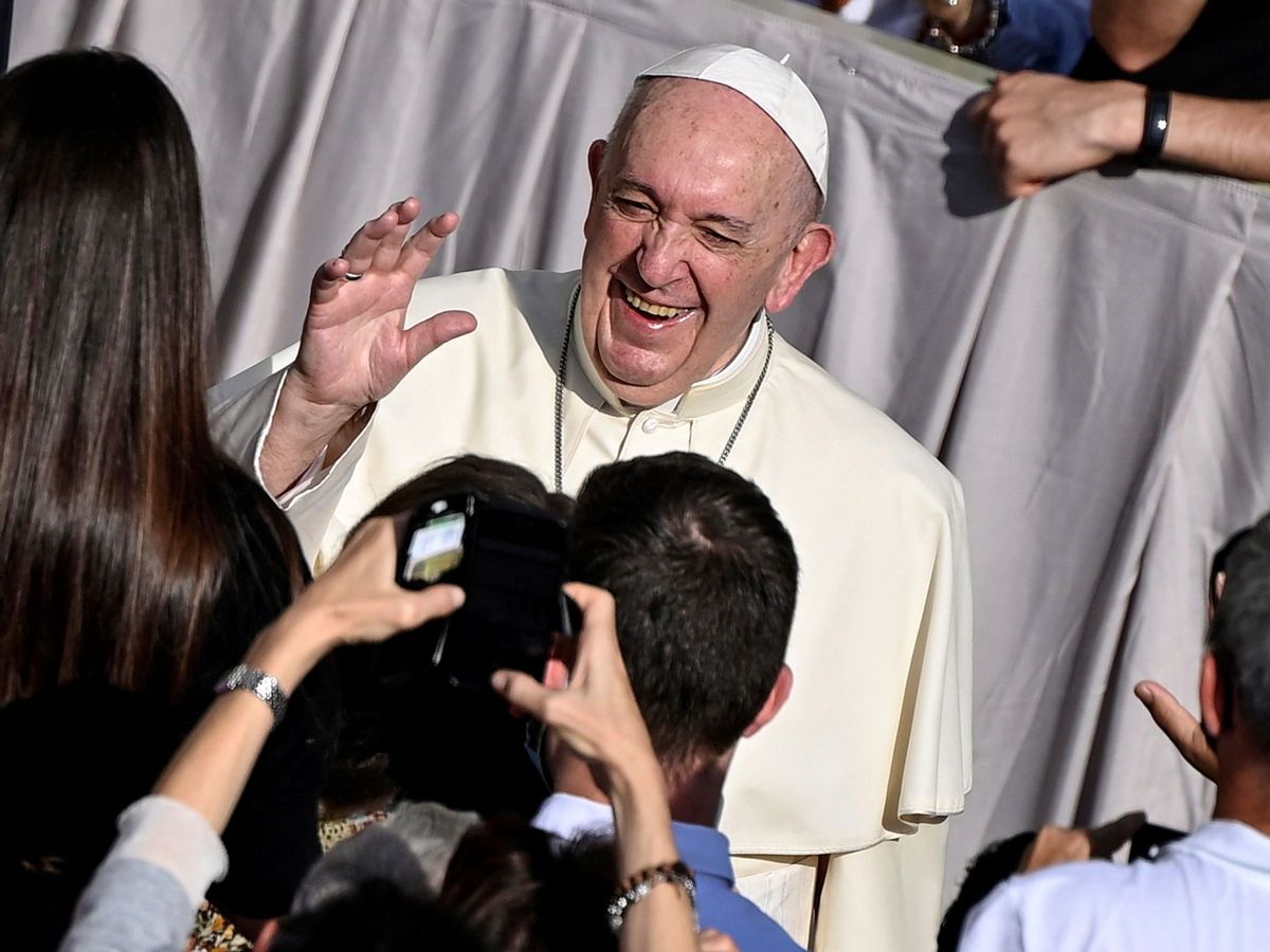 Foto: El papa Francisco saluda a los fieles. (EFE/Riccardo Antimiani)