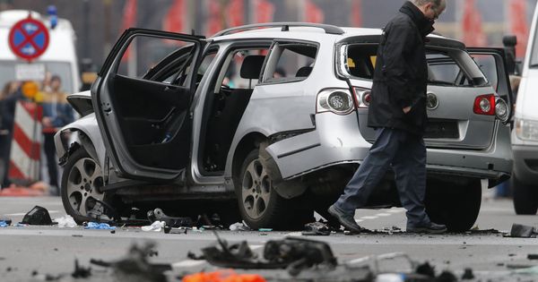 Foto: La policía inspecciona un vehículo dañado por un explosivo utilizado durante un ajuste de cuentas en Berlín, el 15 de marzo de 2016. (Reuters)
