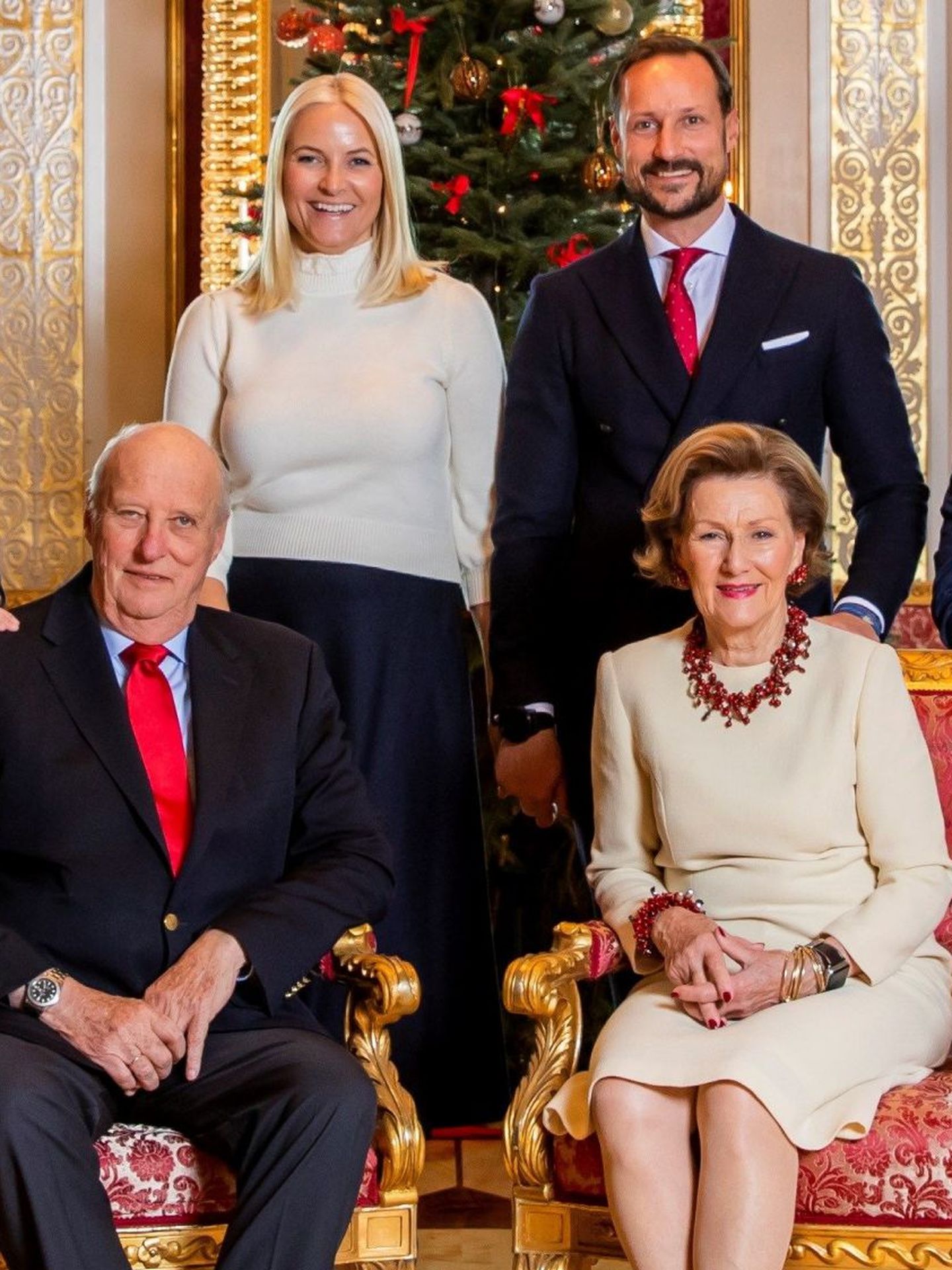 La familia real de Noruega, el rey Harald,  la reina Sonia y el príncipe heredero Hakoon y la princesa Mette-Marit. (EFE)