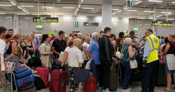 Foto: Largas colas de pasajeros británicos en Mallorca afectados por la quiebra de Thomas Cook. (Reuters)
