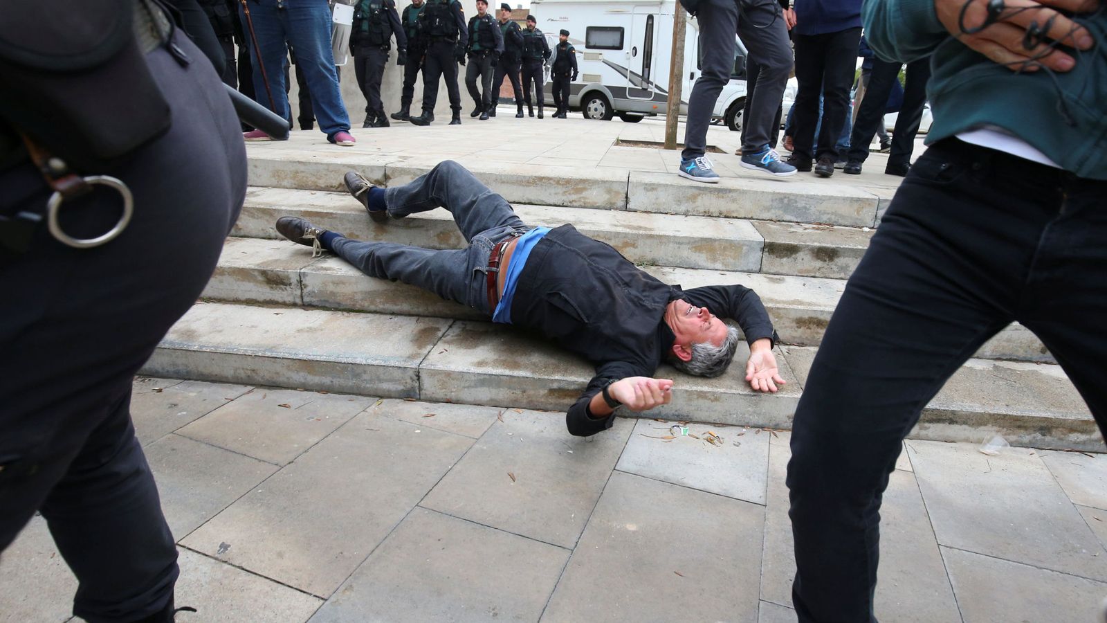 Foto: Heridos en las cargas entre agentes de seguridad y vecinos en Cataluña por el 1-O. (Reuters)
