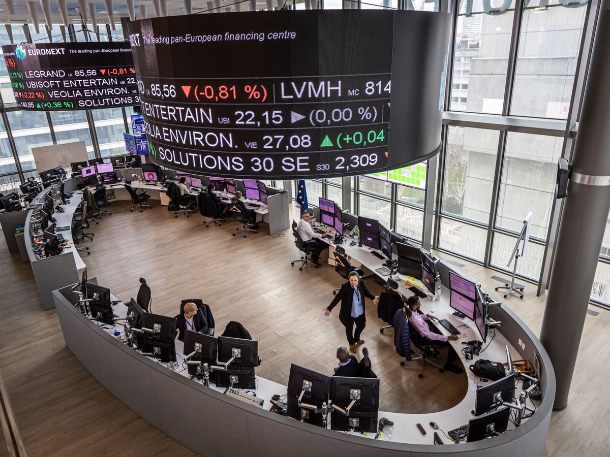 Foto: Operadores del mercado trabajan en la sala de operaciones de la sede de la bolsa Euronext. (EFE/Christophe Petit Tesson)