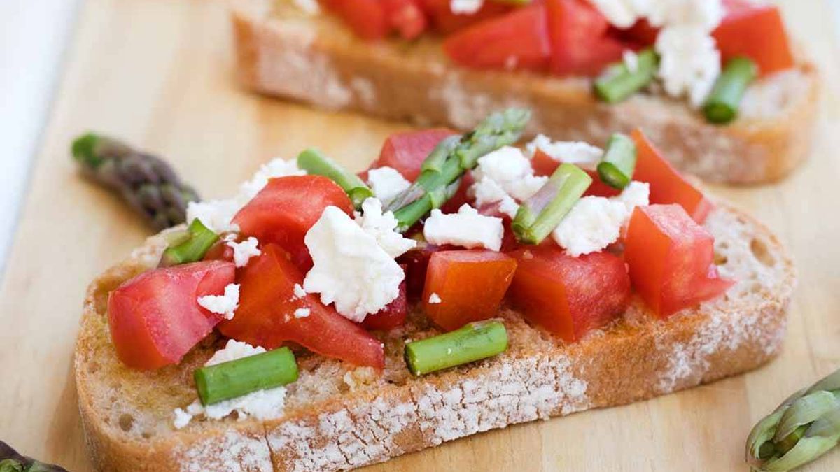 El verdadero aperitivo italiano: bruschettas de tomate, feta y espárragos