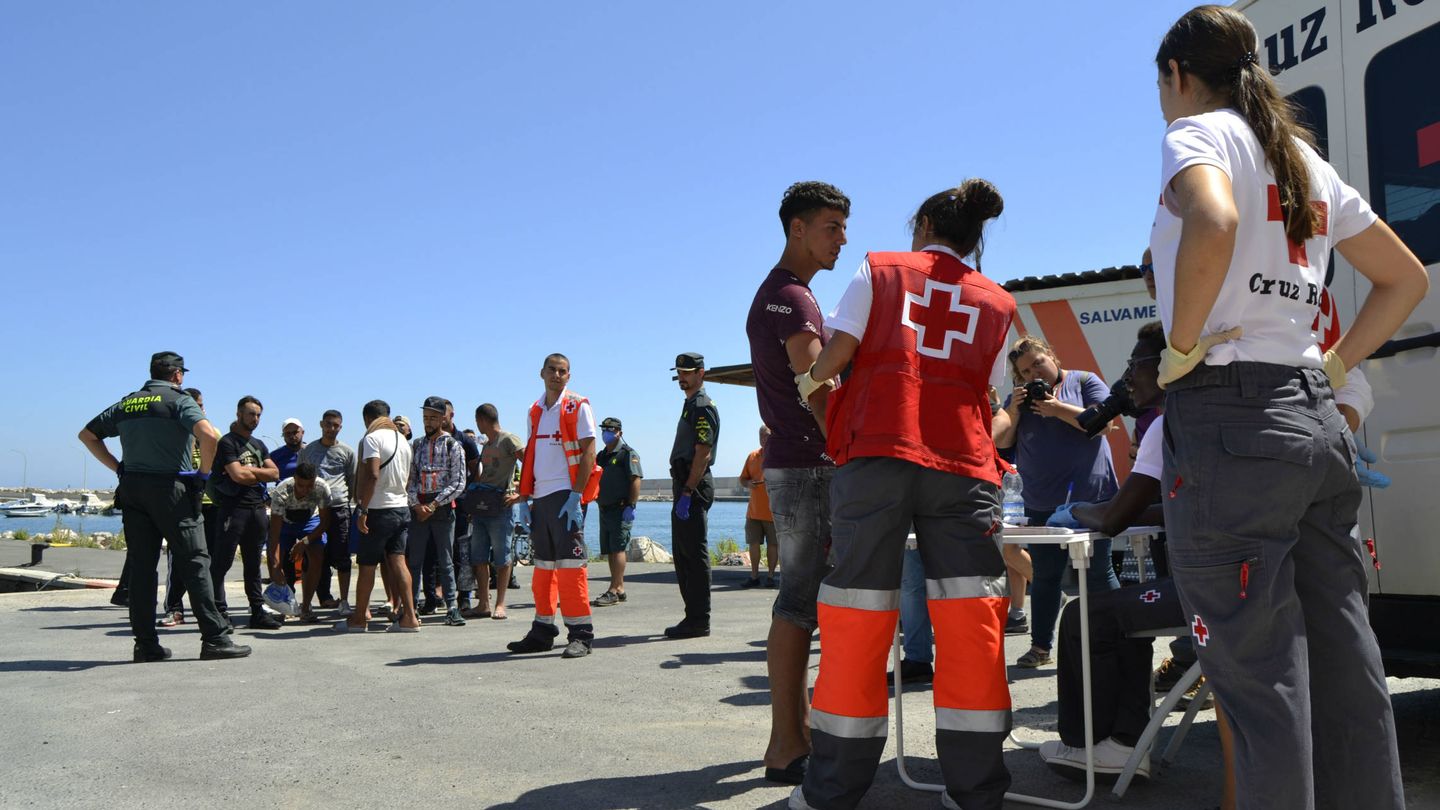 Una trabajadora de la Cruz Roja realiza la clasificación a un marroquí recién llegado a España. (M. Z.)