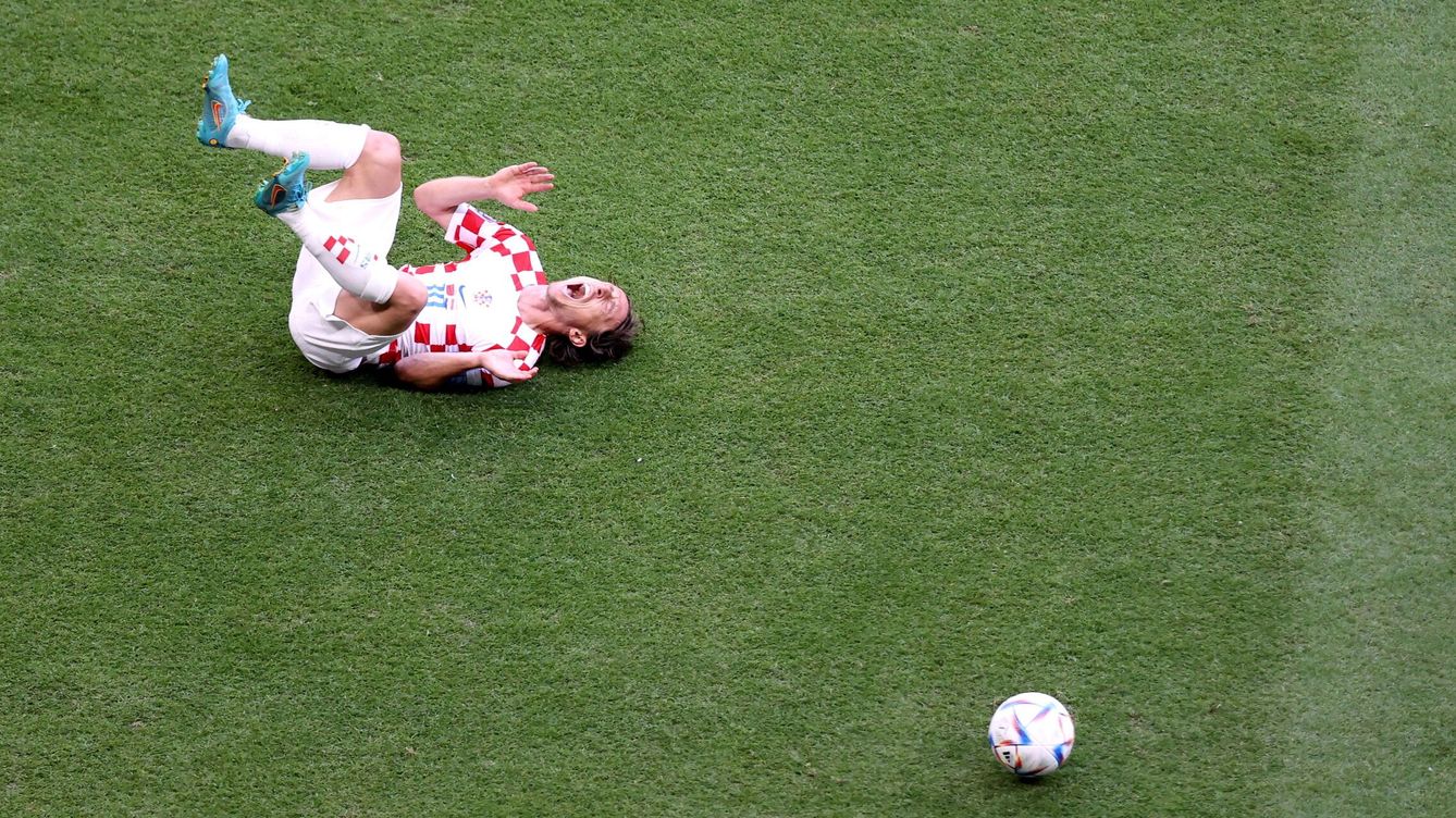 Foto: Modric, sobre el terreno de juego durante el partido Marruecos - Croacia (EFE/EPA/Abir Sultan)