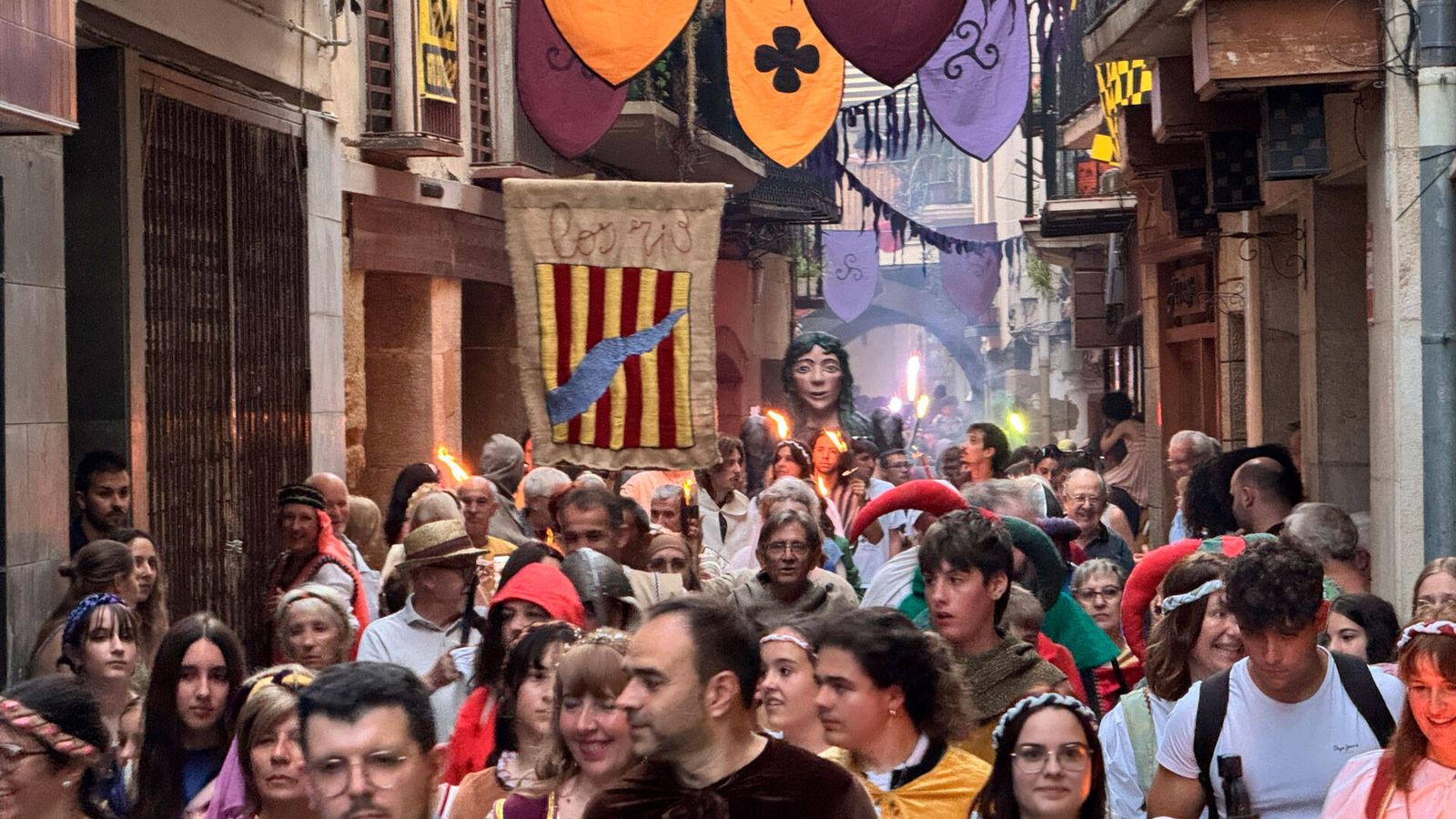 Más de 100 puestos, tapas y un campamento del siglo XV: la ciudad catalana que este fin de semana regresa a la Edad Media