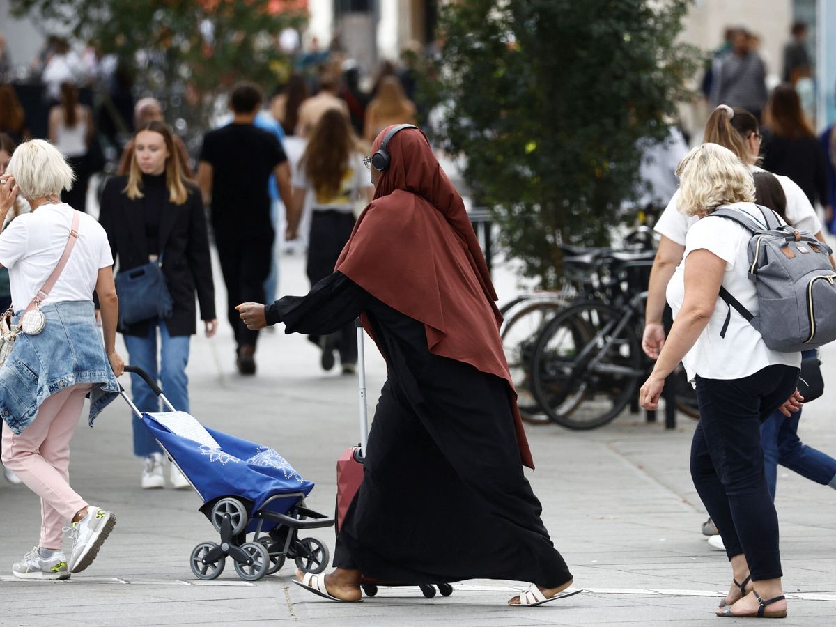 Foto: Una mujer musulmana vestida con abaya en Nantes. (Reuters/Stephane Mahe)