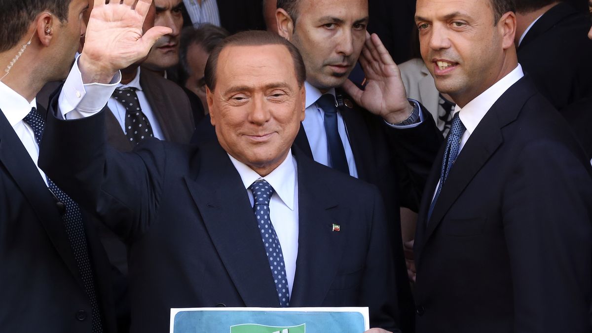 El 'número dos' de Berlusconi le traiciona y llama a apoyar a Letta