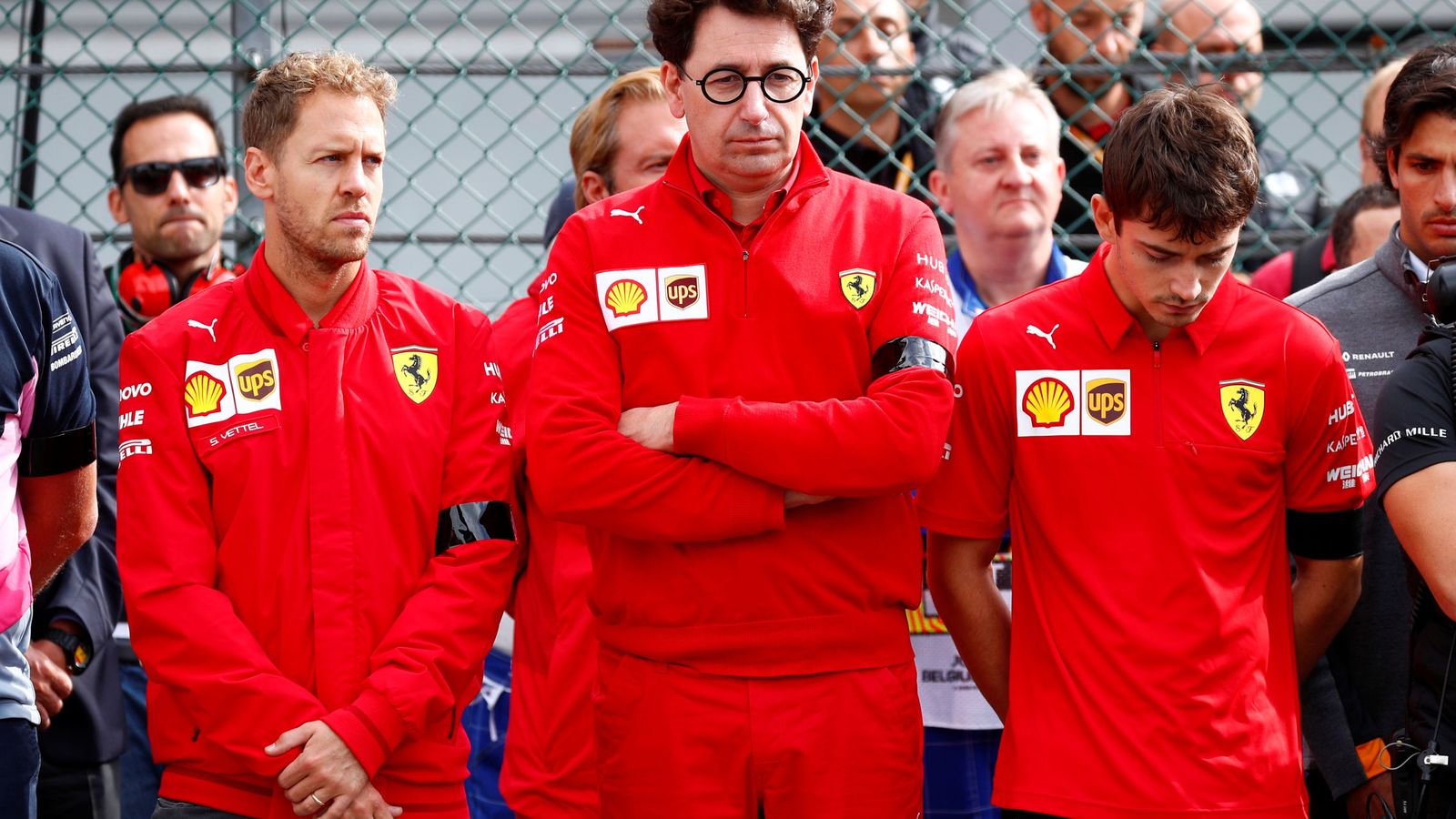Foto: Vettel, Binotto y Leclerc durante el minuto de silencio en Bélgica por Anthoine Hubert. (Reuters)