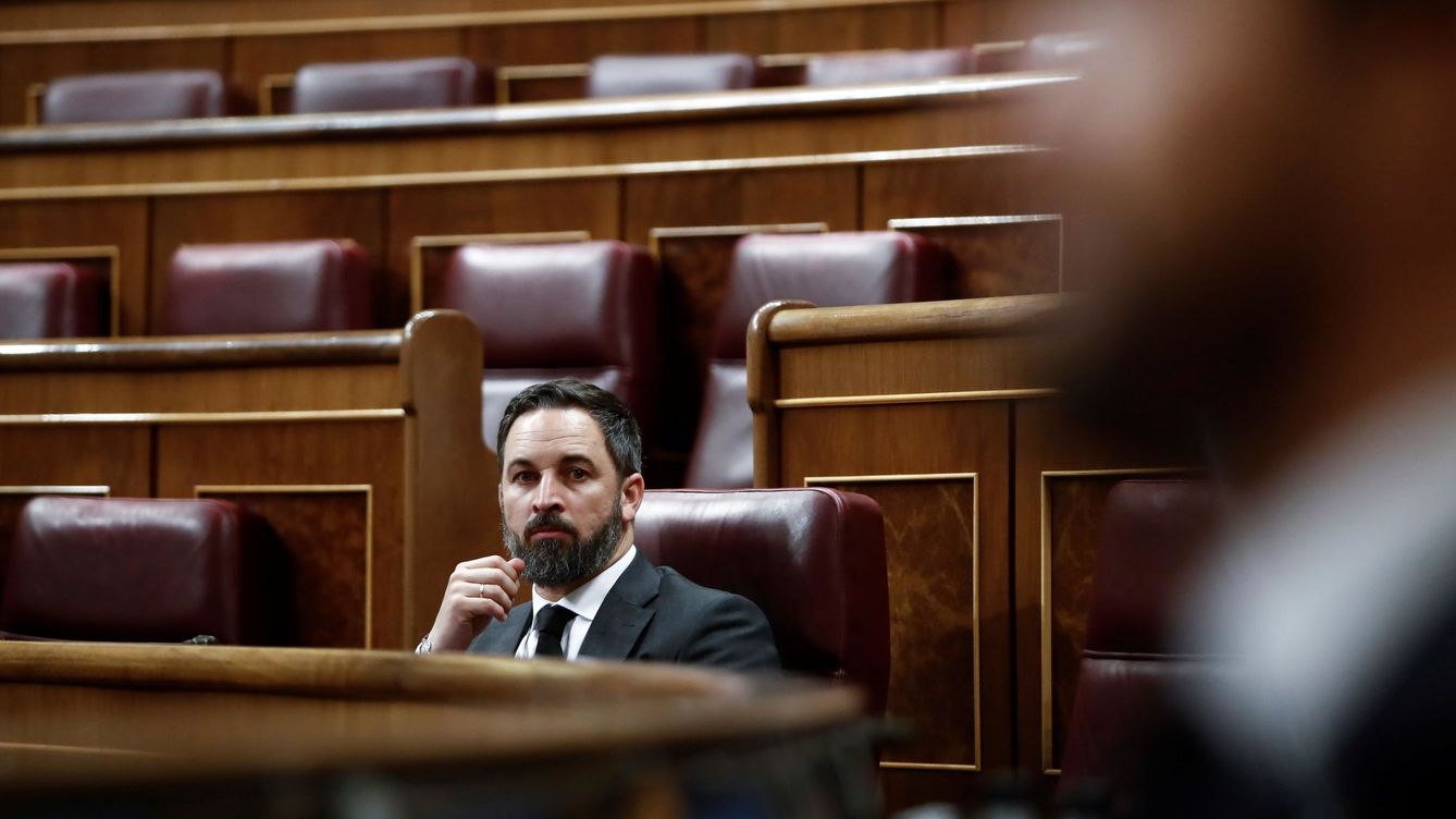 Foto: El presidente de Vox, Santiago Abascal, durante el pleno del Congreso del pasado 25 de marzo. (EFE)