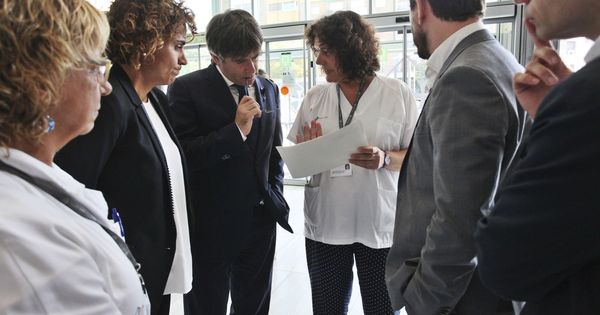 Foto: Carles Puigdemont, la ministra de Sanidad, Servicios Sociales e Igualdad, Dolors Montserrat, y el conseller de Salud, Antoni Comín. (EFE)