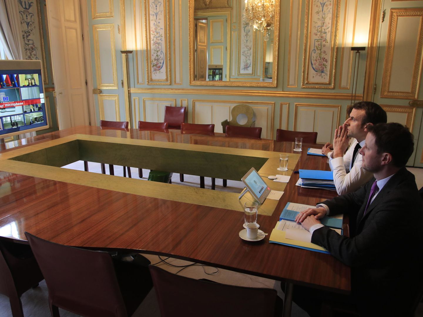 Emmanuel Macron, junto a Clément Beaune, en el Elíseo. (EFE)