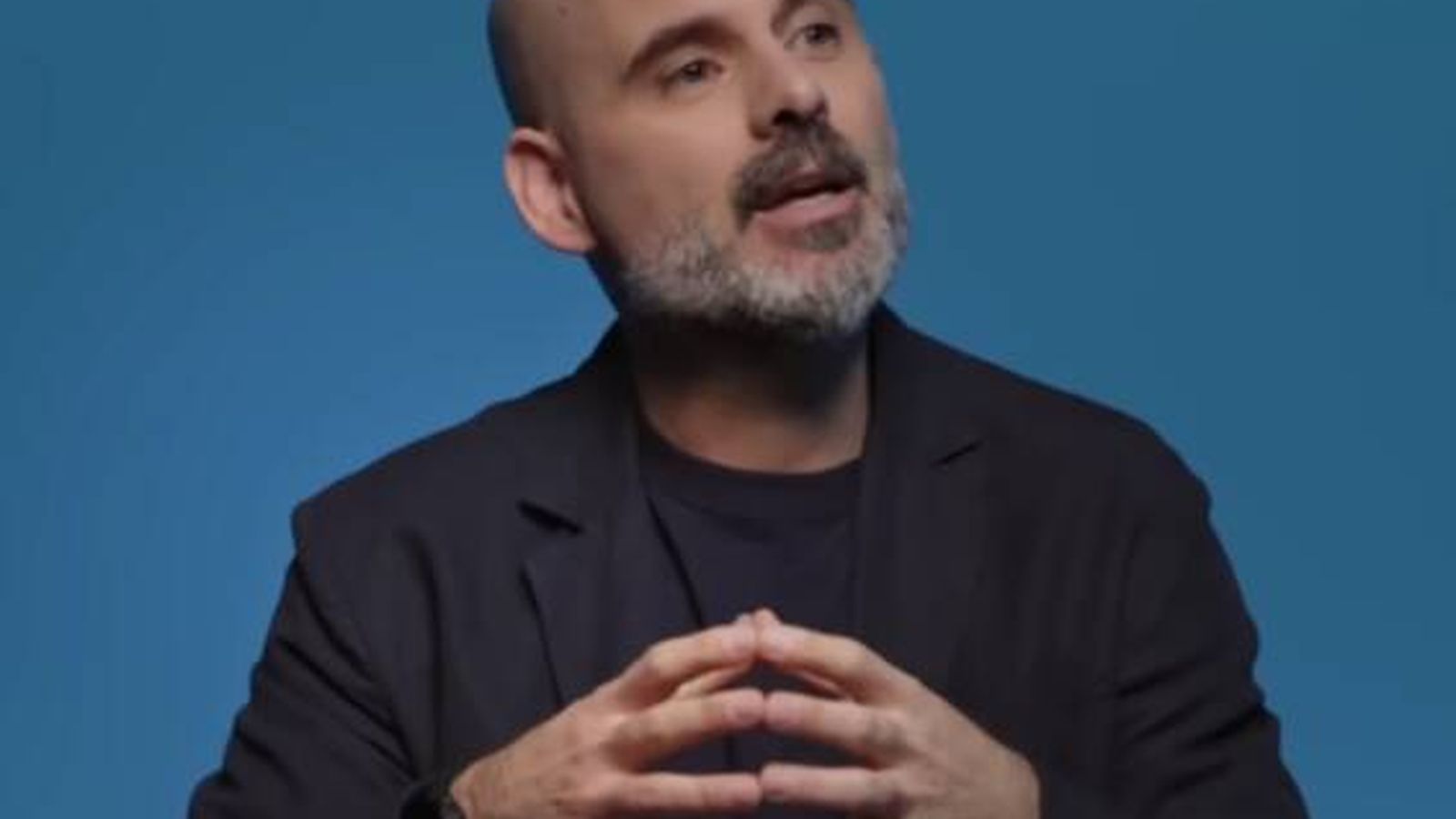 José Carlos Ruiz, filósofo español: "La felicidad no consiste en tenerlo todo, sino en aprender a necesitar menos para vivir con menos ruido interior"