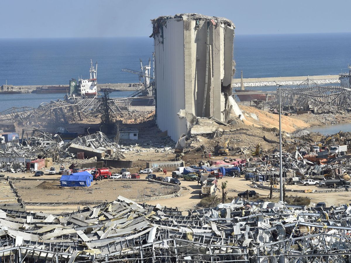 Foto: Zona de la explosión en el puerto de Beirut. (EFE)