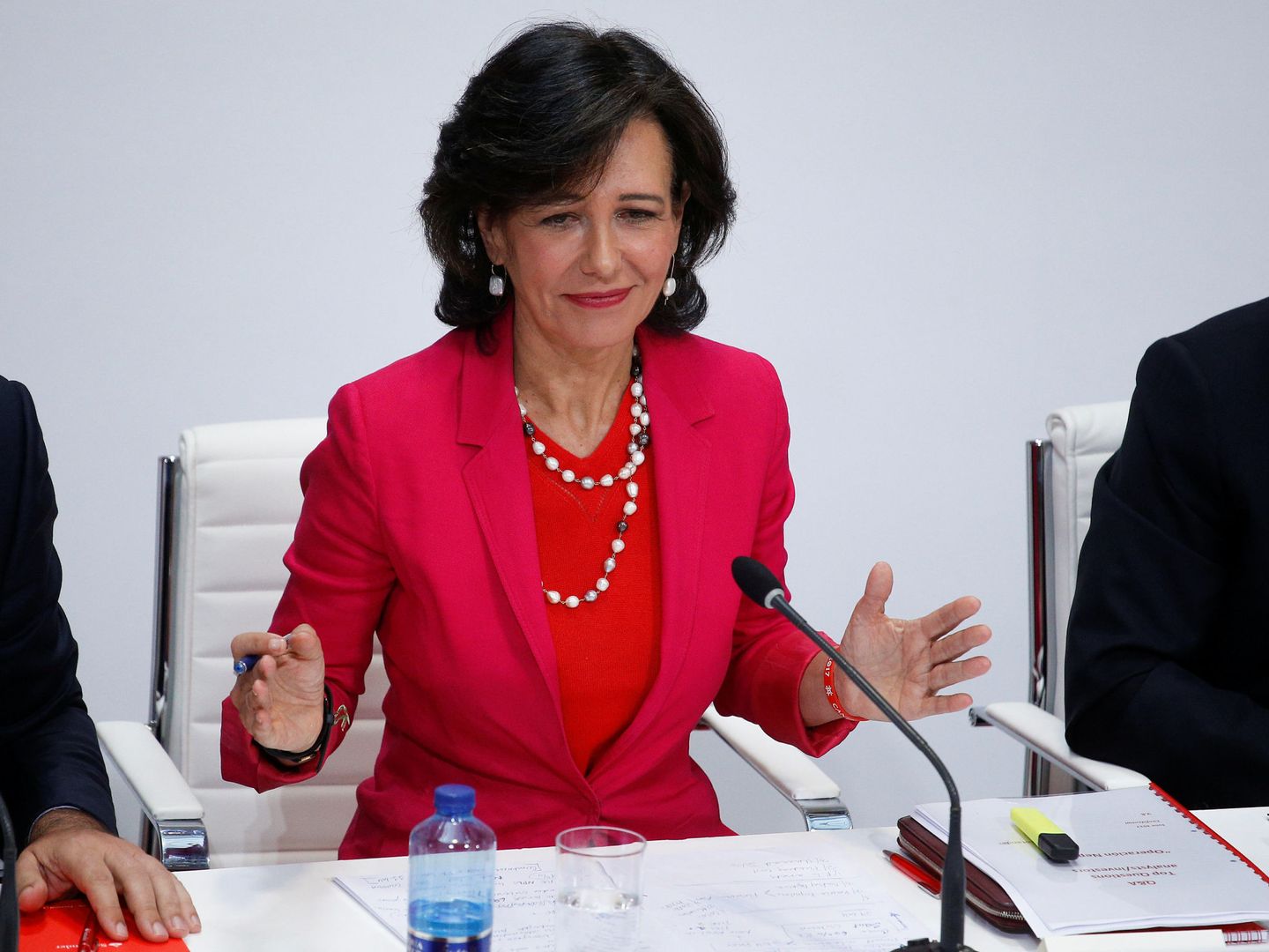 La presidenta del Santander, Ana Botín, en la presentación de la compra del Popular. (Reuters)