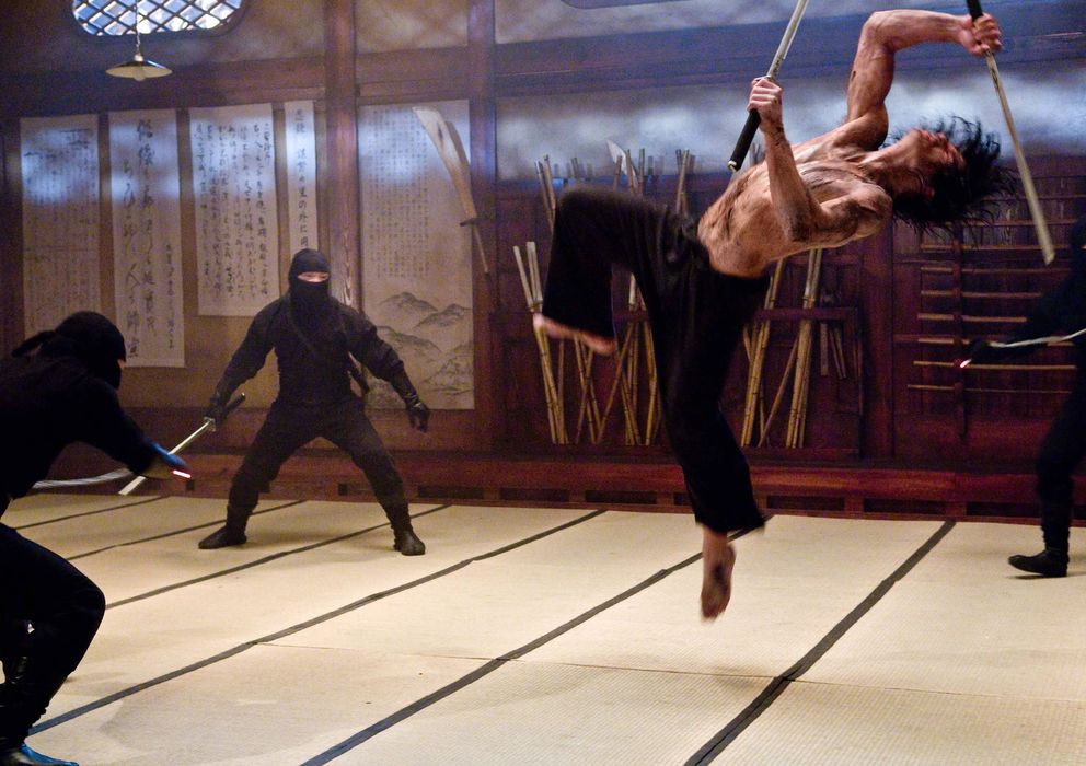 Foto: Escena de la película 'Ninja Assassin', producido por los hermanos Wachowski, cine de acción sin miedo a la teoría de la gravedad gracias a los vídeojuego. (EFE)