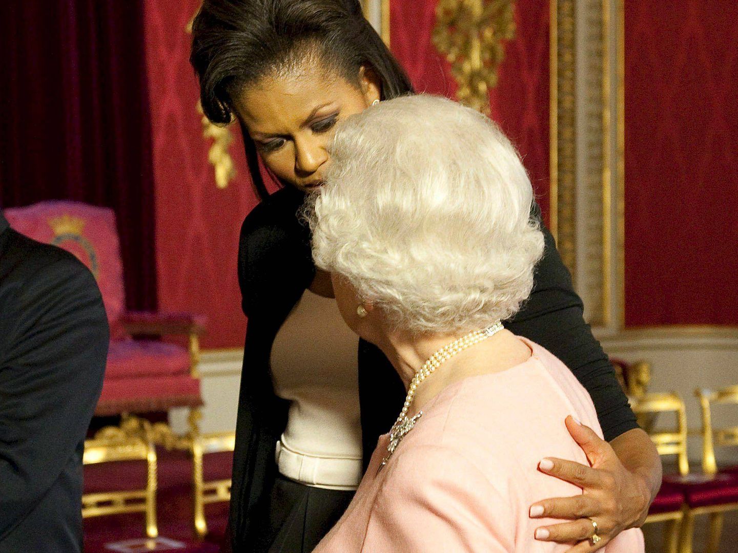 Michelle Obama, mientras conversaba con la reina Isabel II en 2009. (EFE)