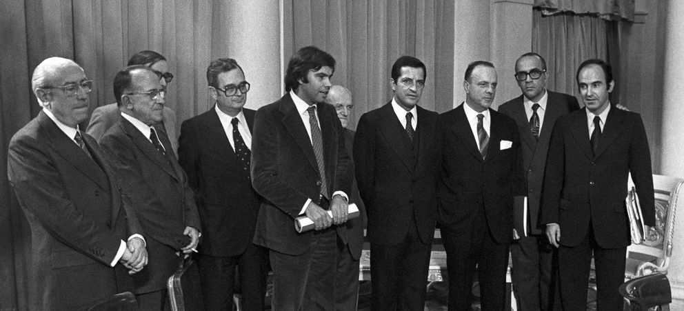 Imagen de 1977 durante la firma de los Pactos de La Moncloa. (Efe)