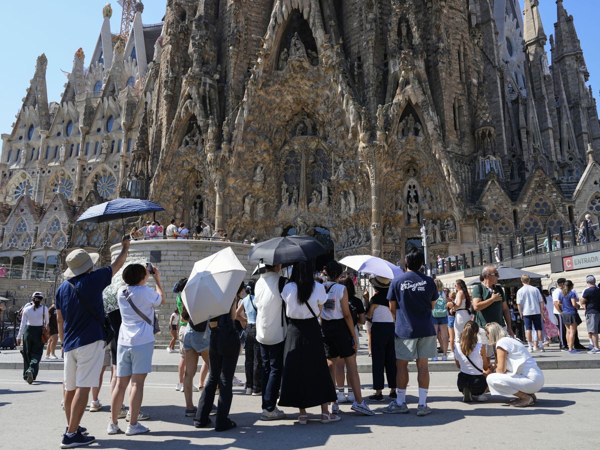 Foto: Un grupo de turistas ante la Sagrada Familia. (EFE/Alejandro García)