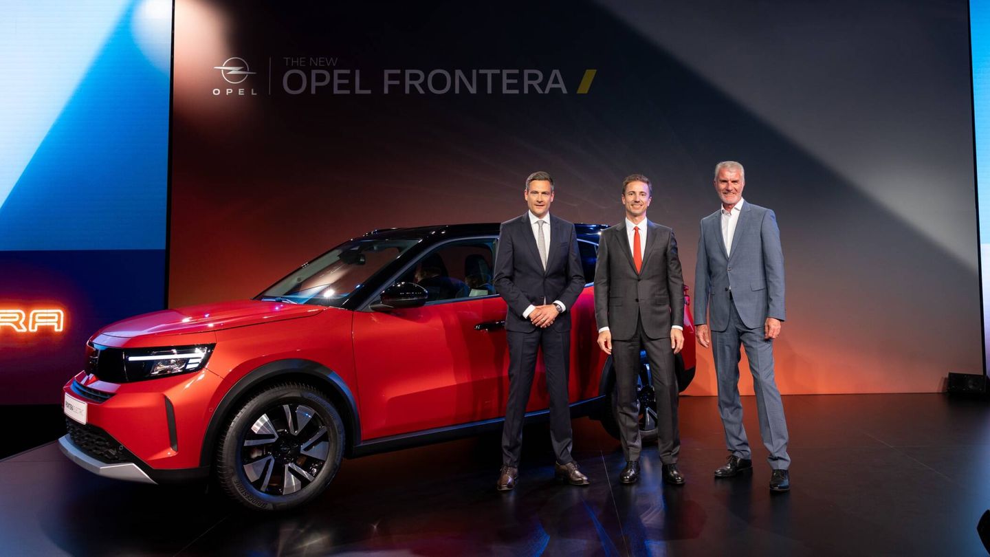 Los directivos de Opel Tobias Gubitz, Florian Huettl y Mark Adams, en la presentación del Frontera en Estambul.
