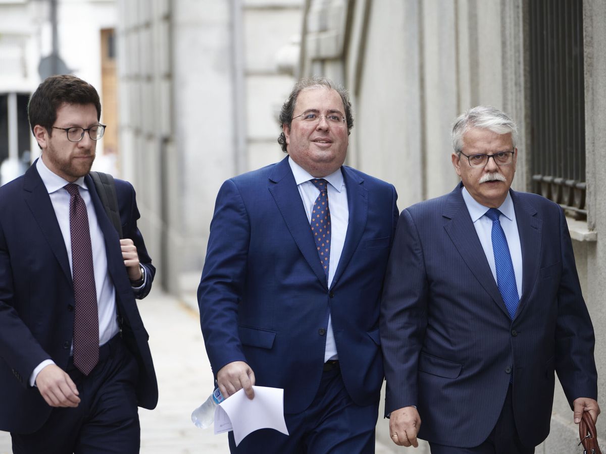 Foto: El diputado del PP Alberto Casero llega al Supremo junto a sus abogados. (EFE)
