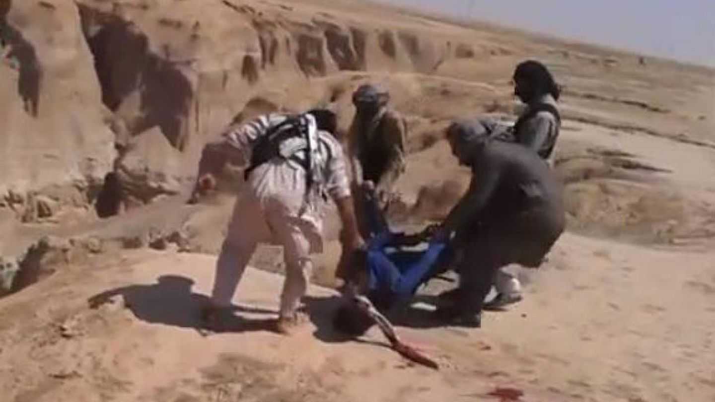 El vídeo publicado en 2014 en el que se ve cómo lanzan cuerpos al cañón de Al Hota