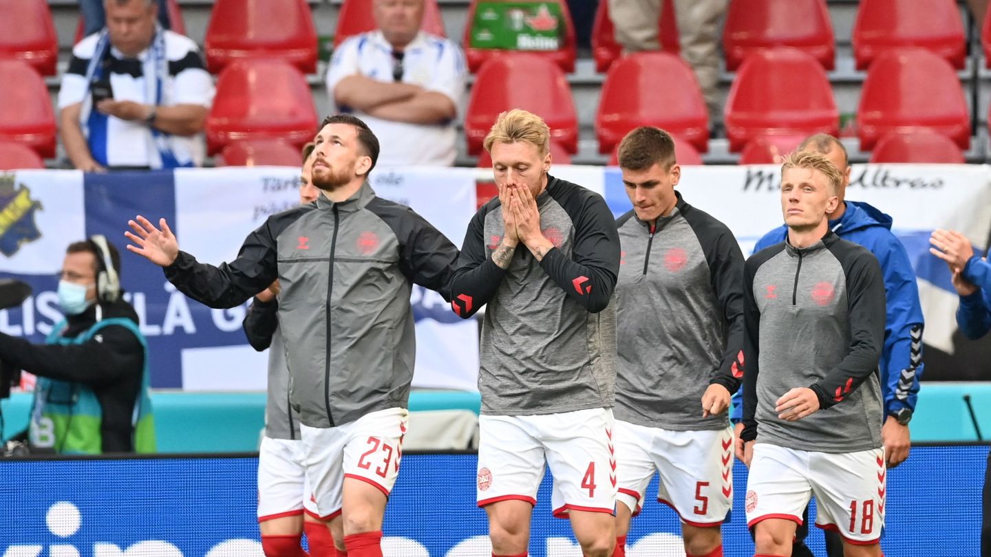 Jugadores daneses regresan al campo. (REUTERS)