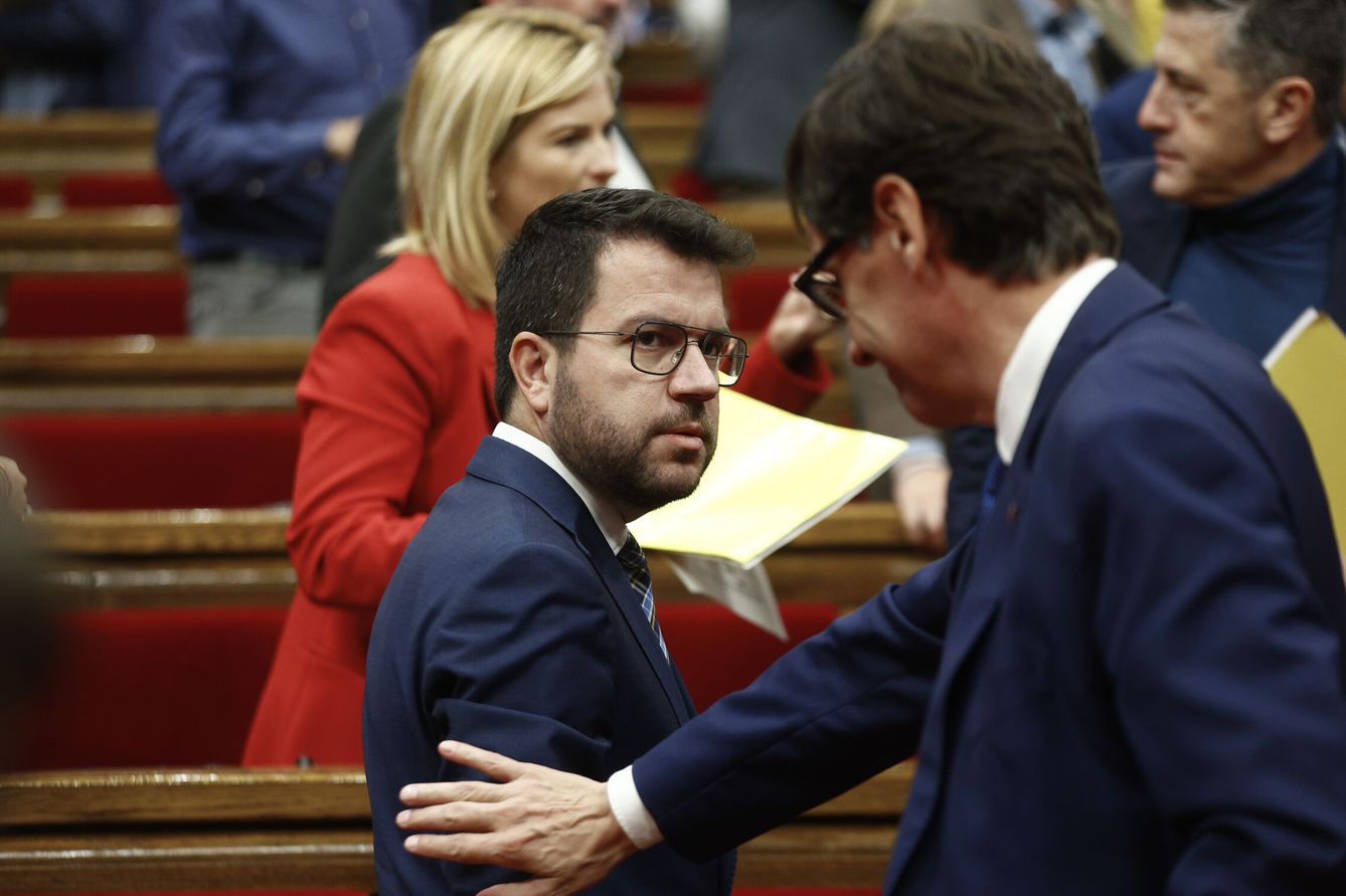 Pere Aragonès con Salvador Illa en el Parlament. (EFE/Quique García) 