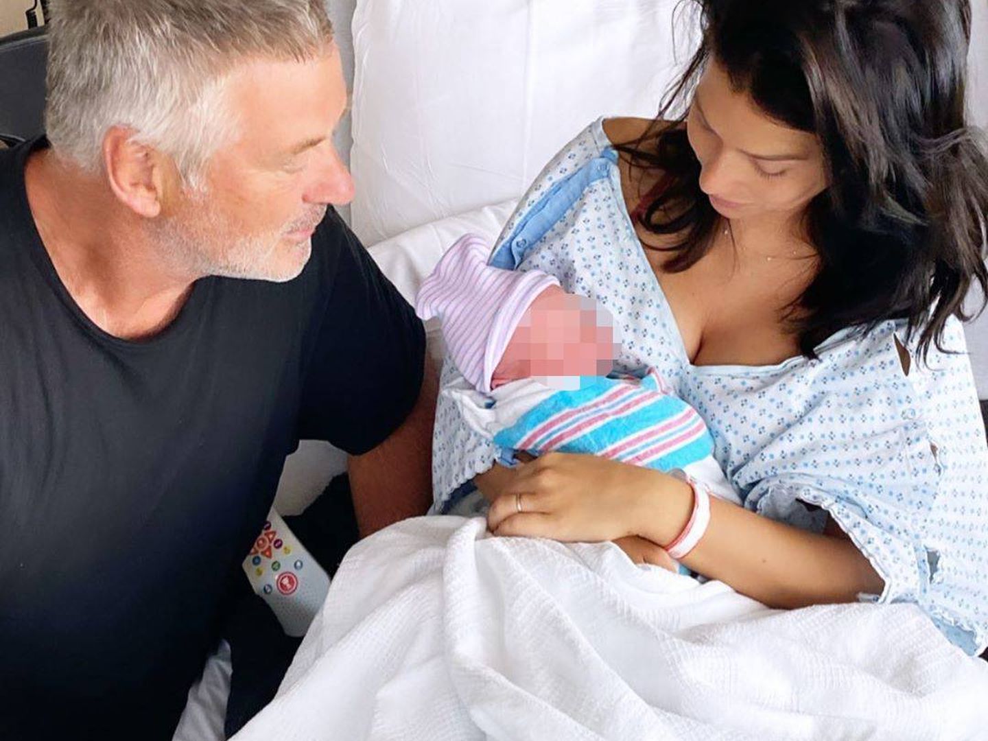 Alec e Hilaria Baldwin, con uno de sus hijos recién nacido. (Redes)