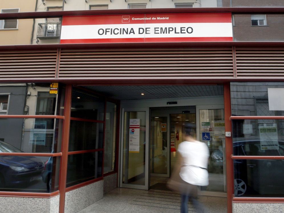 Foto: Vista del exterior de una oficina de empleo en Madrid. (EFE)