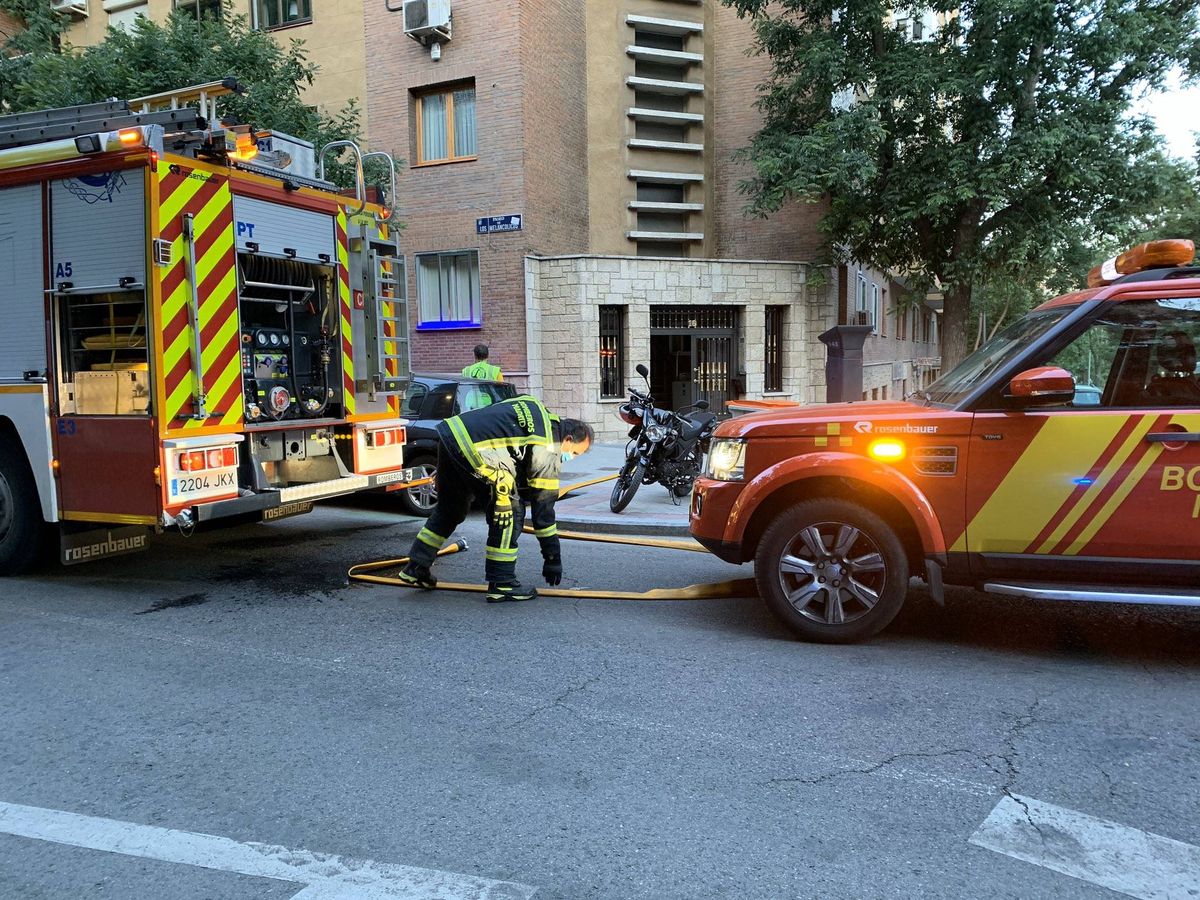 Foto: Los bomberos frente al edificio donde se ha producido el incendio. (Twitter Emergencias Madrid)