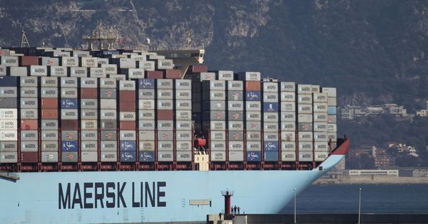 Foto: Un buque de carga sale del puerto de Algeciras con dirección a China. (EFE)