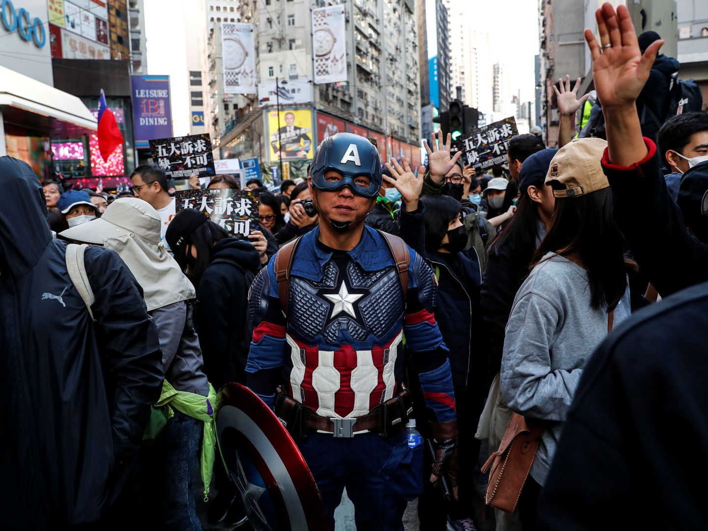 Un manifestante, disfrazado de Capitán América. (Reuters)