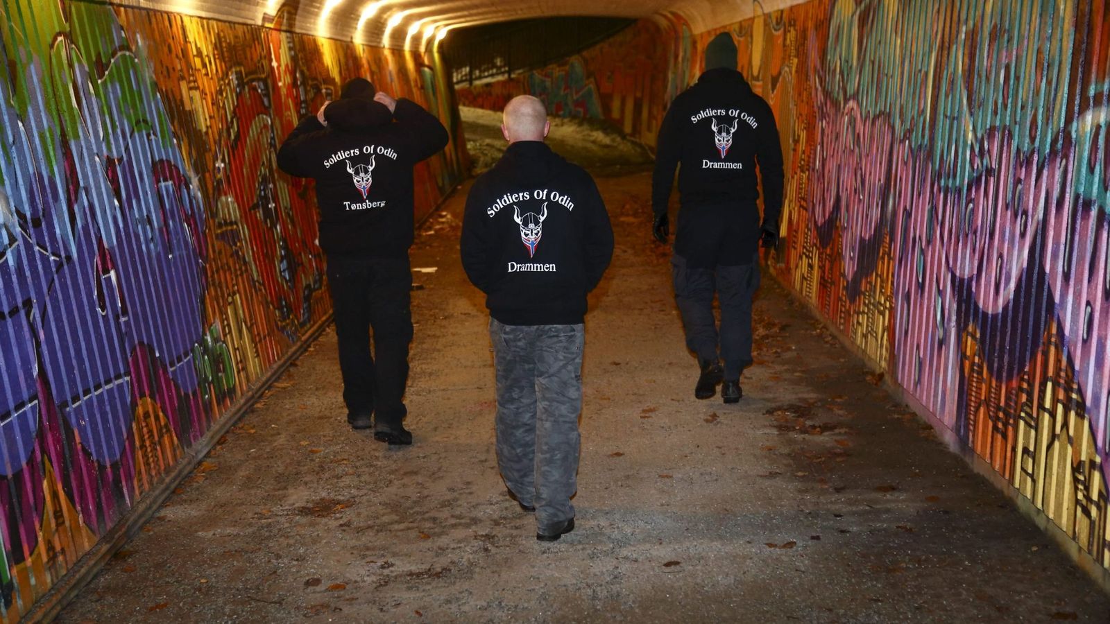 Foto: Miembros de Soldados de Odín patrullan las calles de Drammen, Noruega, el 21 de febrero de 2016. (Reuters)