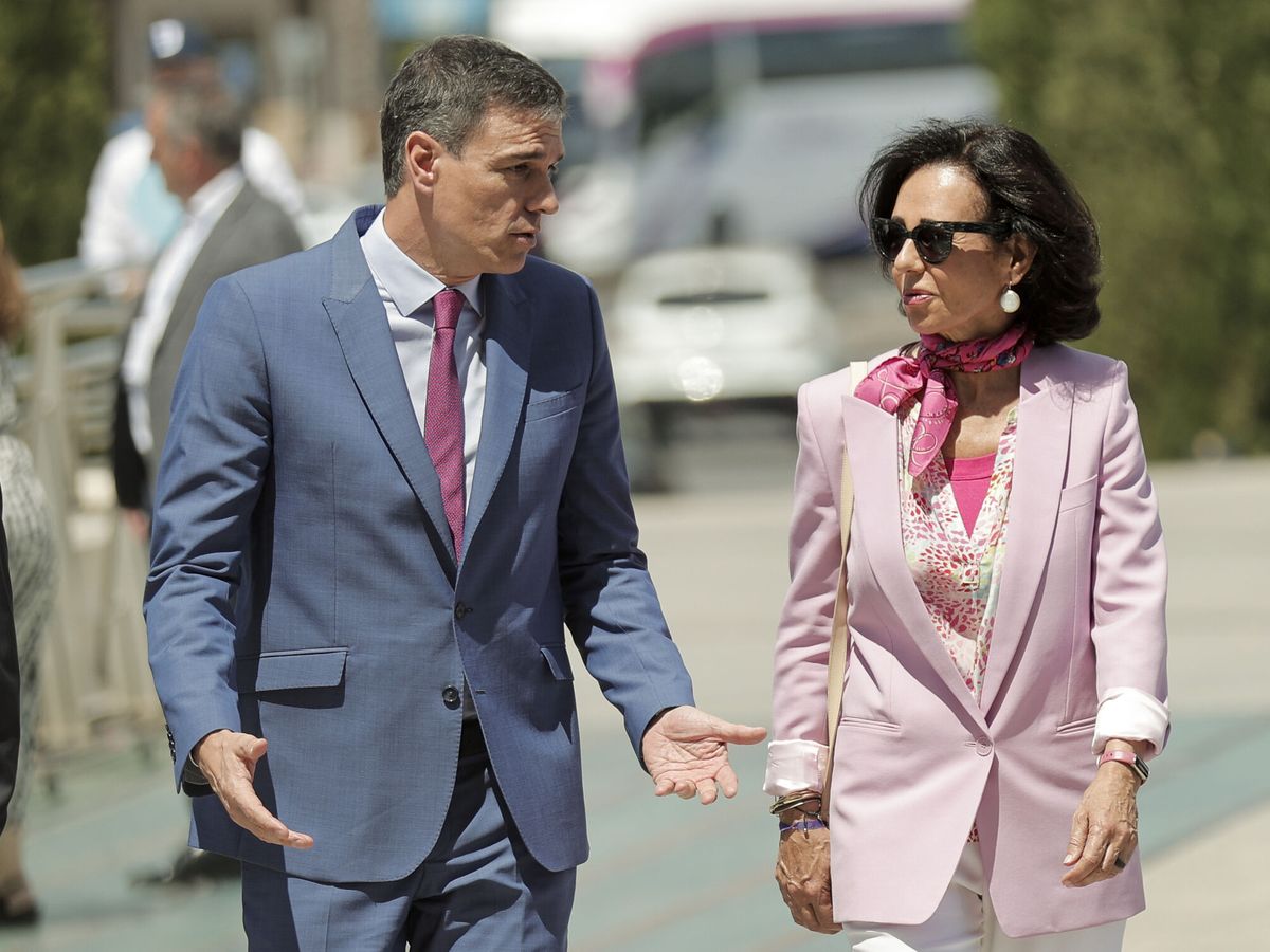Foto: Pedro Sánchez (i), presidente del Gobierno, y Ana Botín (d), presidenta de Banco Santander. (EFE/Manuel Bruque)