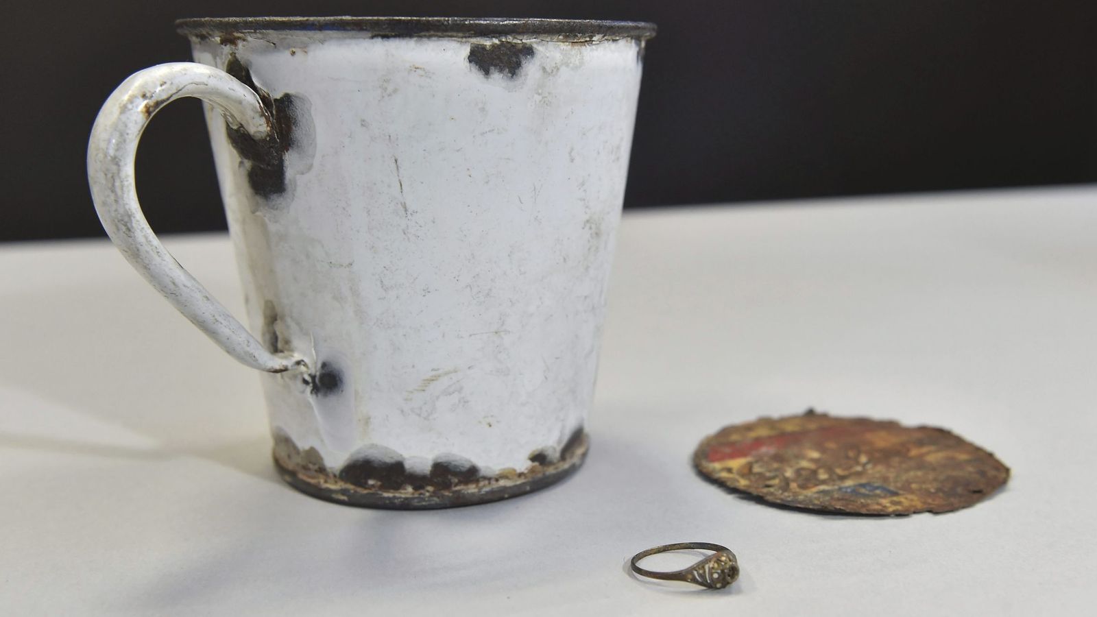 Foto: La taza esmaltada con doble fondo en la que se ha descubierto el 'tesoro' EFE)