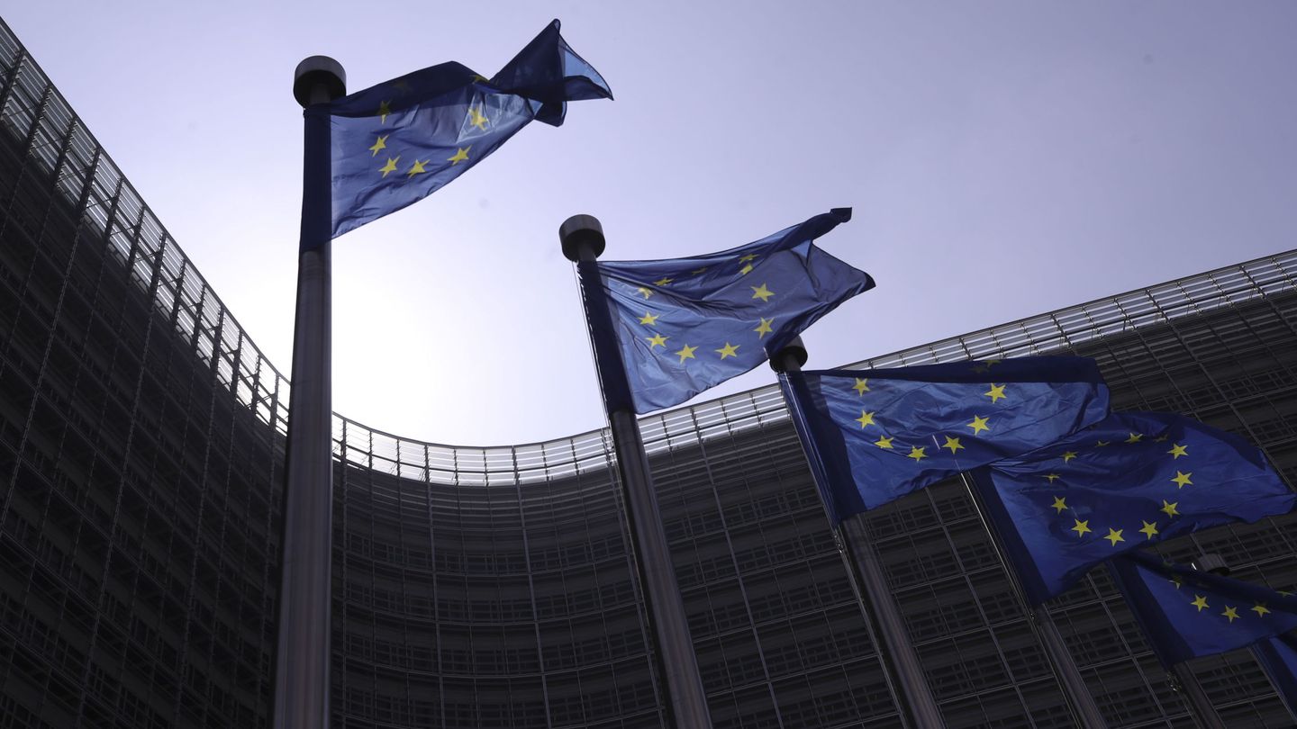Banderas europeas, a la entrada de la sede de la Comisión Europea en Bruselas. (EFE)