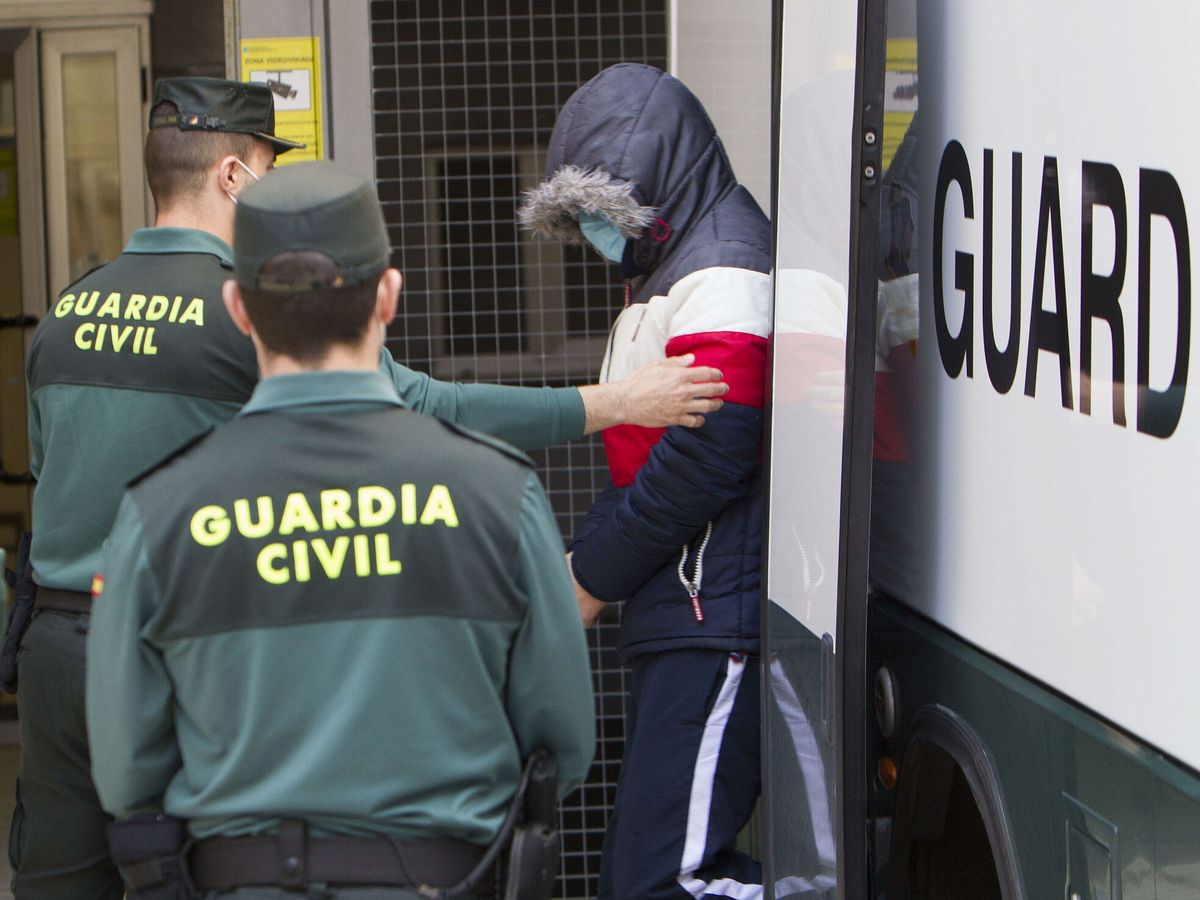 Foto: La Guardia Civil introduce a un detenido en los juzgados. (EFE/Salvador Sas)