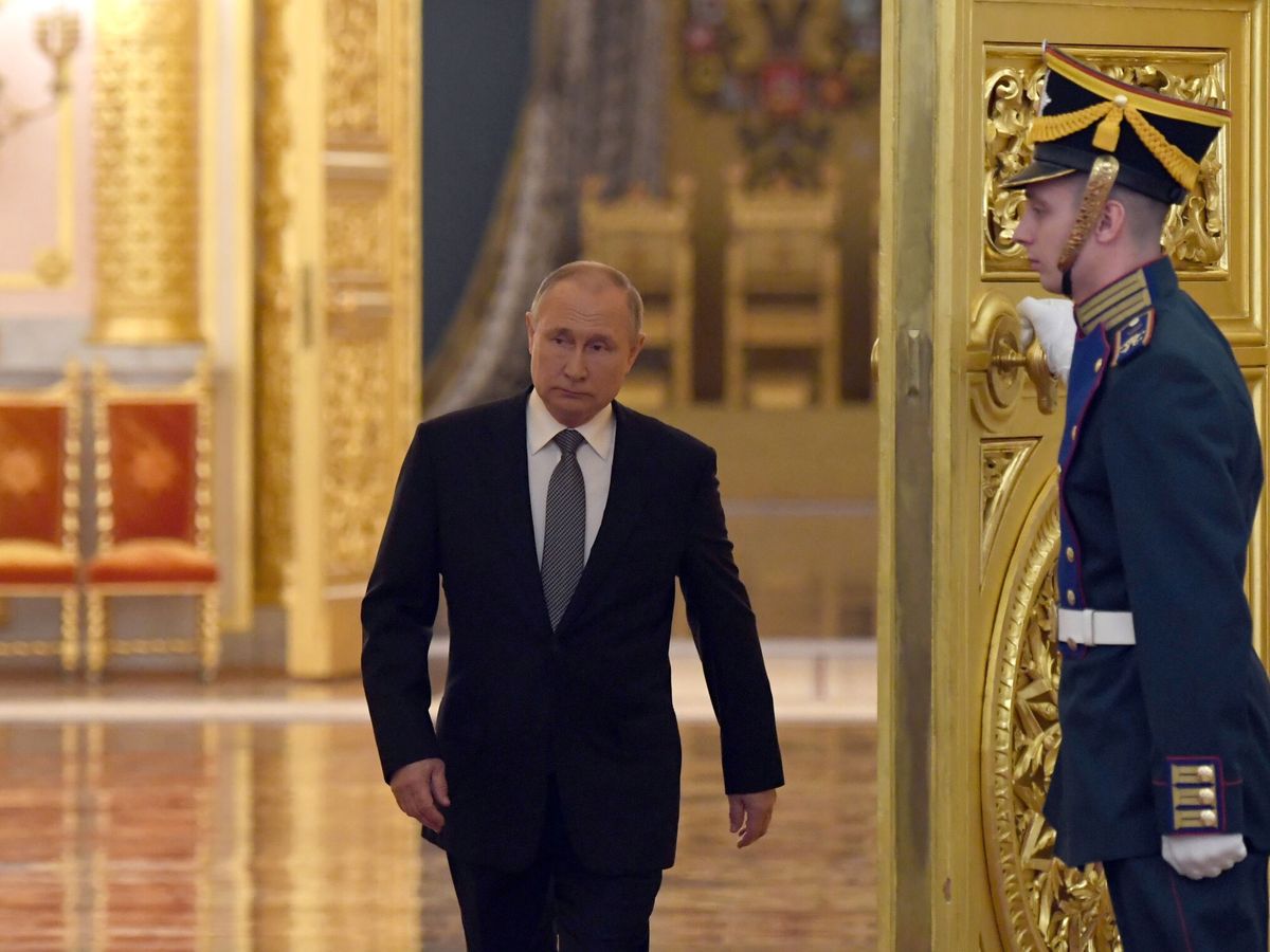 Foto: Putin, en su llegada a la graduación militar de sus Fuerzas Armadas. (EFE/EPA/Kirill Kallinikov)