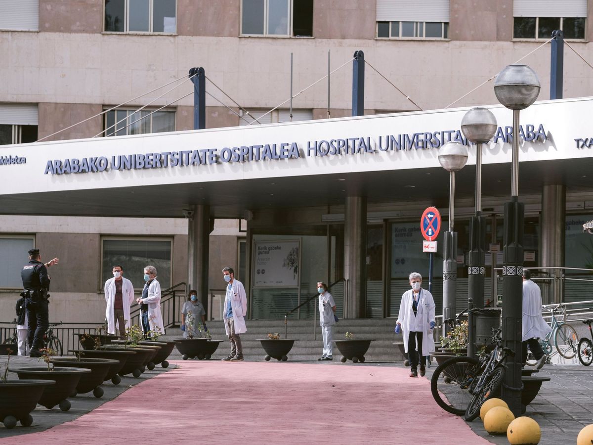 Foto: Concentración en el hospital de Txagorritxu en homenaje a la sanitaria fallecida por coronavirus el día 18 de marzo. (EFE)