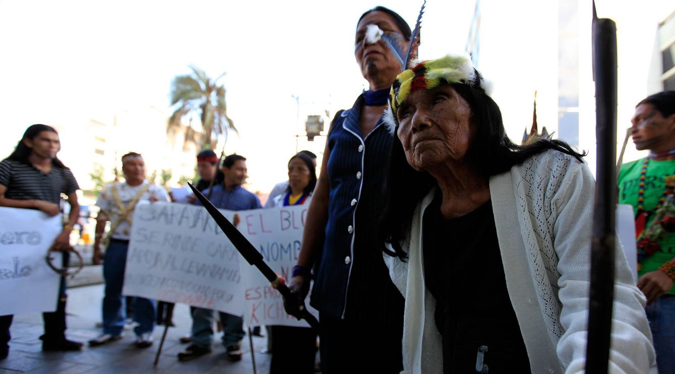 Miembros del pueblo indígena kichwa de Sarayaku, de la Amazonía ecuatoriana, se manifiestan contra una extracción petrolera. (EFE)