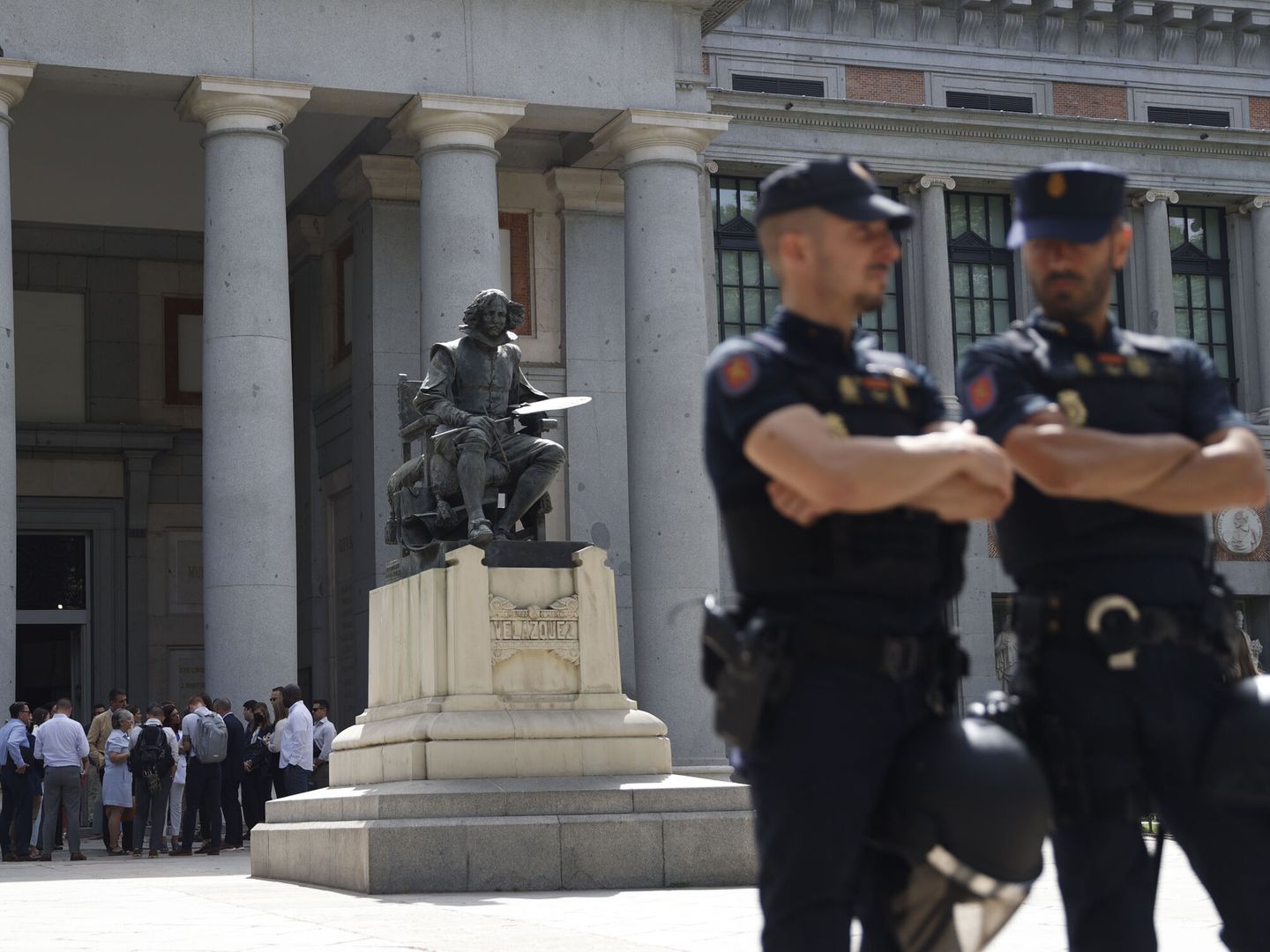 Dos policías vigilan las inmediaciones del Museo del Prado en Madrid con motivo de la celebración de la cumbre de la OTAN. (EFE/Mariscal)