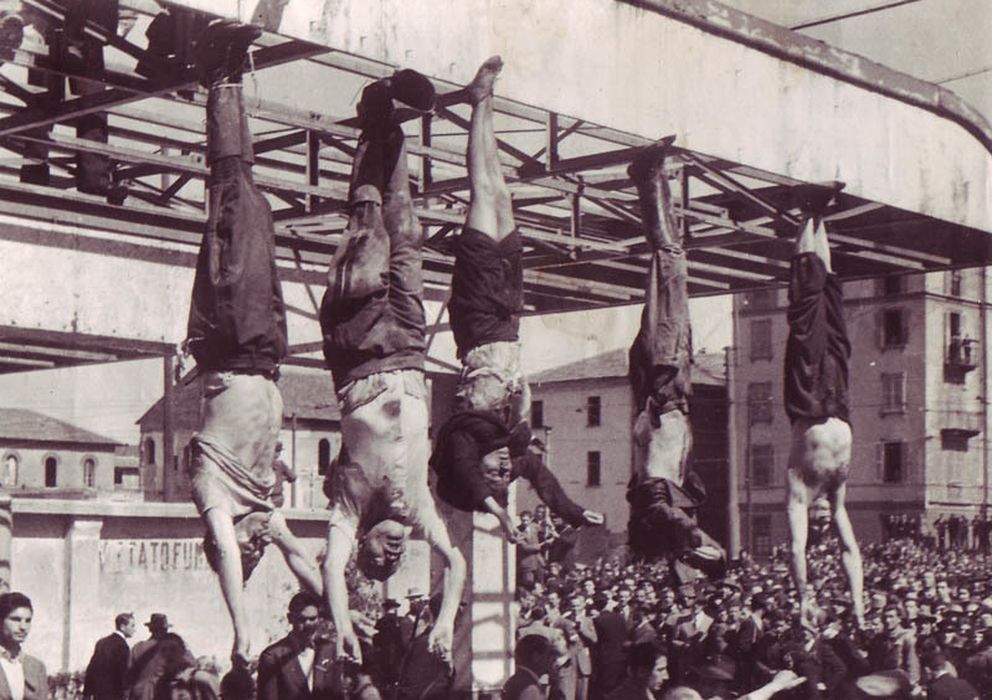 Foto: Los cuerpos de Bombacci, Mussolini, Petacci, Pavolini y Starace exhibidos en la Plaza de Loreto, 1945 (CC)