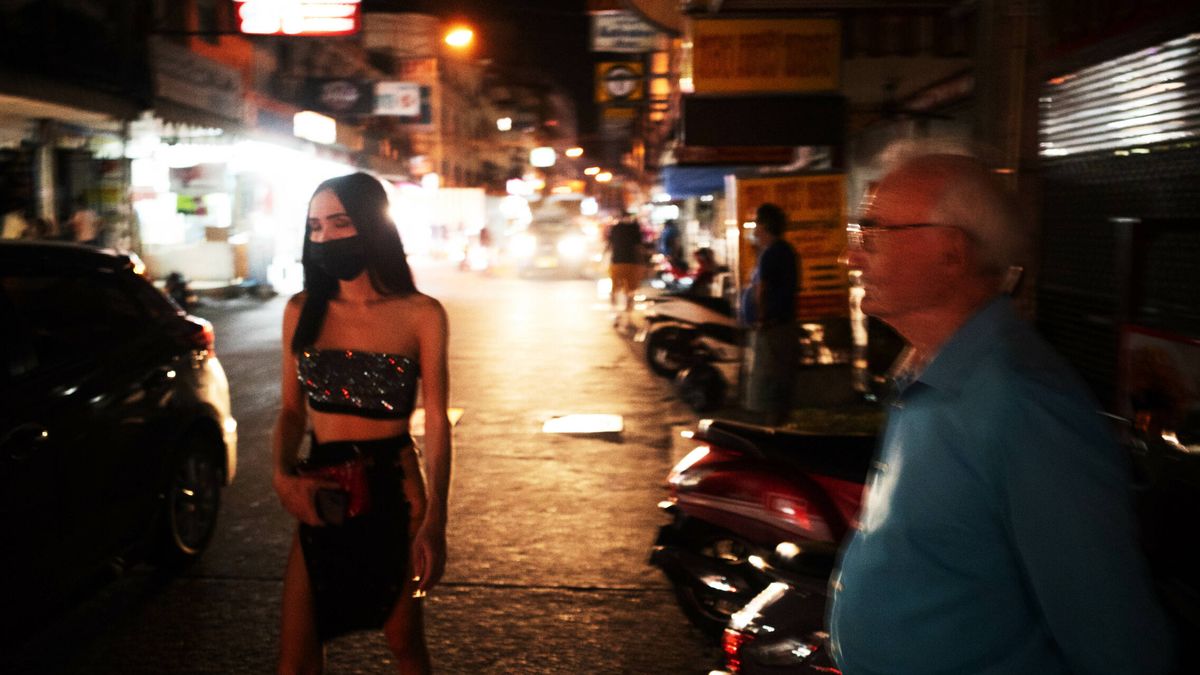 Miseria al apagarse los neones: dentro del ocaso de la 'ciudad burdel' tailandesa