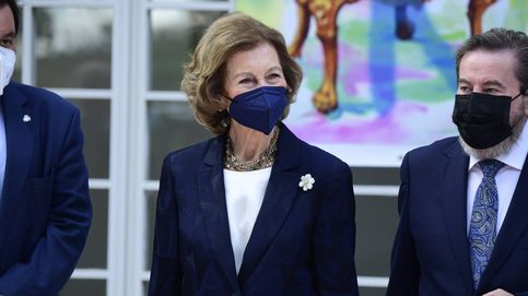 Bolso de Valentino y mascarilla a juego: la vuelta de la reina Sofía a la agenda real
